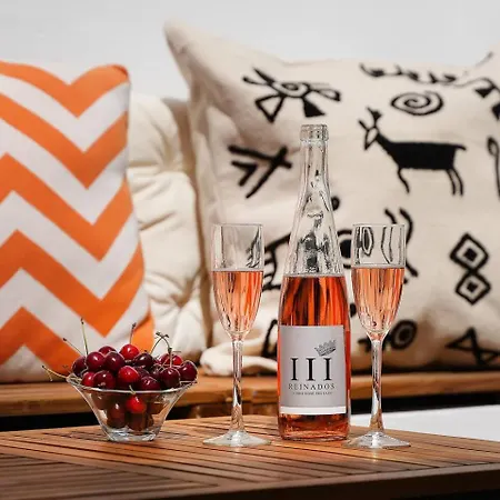 Small Historic Townhouse By Promenade Near Beaches * 포티마오