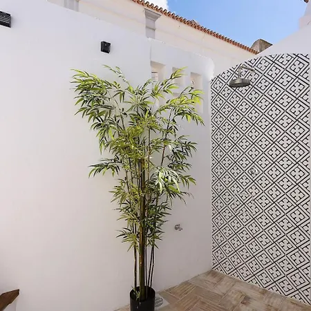 Casa de Férias Small Historic Townhouse By Promenade Near Beaches *