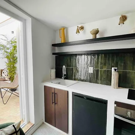 Small Historic Townhouse By Promenade Near Beaches *