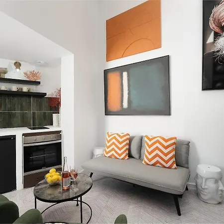 Small Historic Townhouse By Promenade Near Beaches 펜션 포티마오