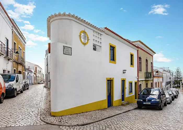 Small Historic Townhouse By Promenade Near Beaches פורטימאו