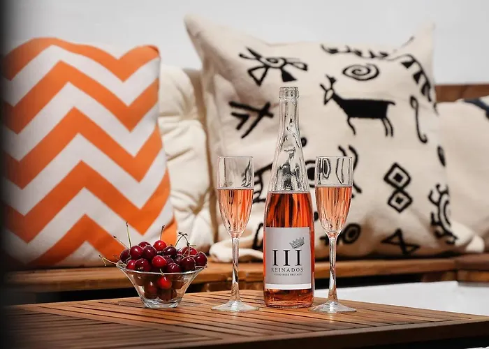 Small Historic Townhouse By Promenade Near Beaches * פורטימאו