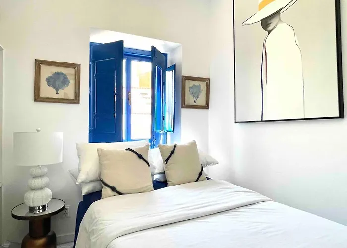 Small Historic Townhouse By Promenade Near Beaches