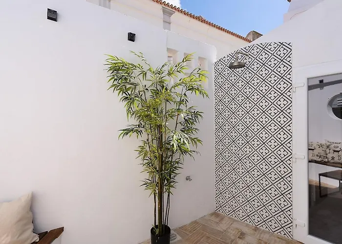 בית נופש Small Historic Townhouse By Promenade Near Beaches *