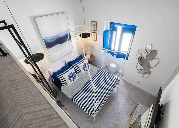 Small Historic Townhouse By Promenade Near Beaches בית נופש