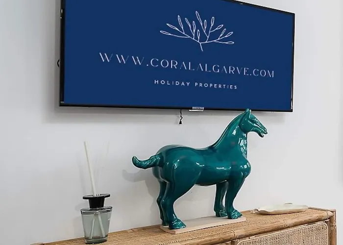 Small Historic Townhouse By Promenade Near Beaches * פורטימאו