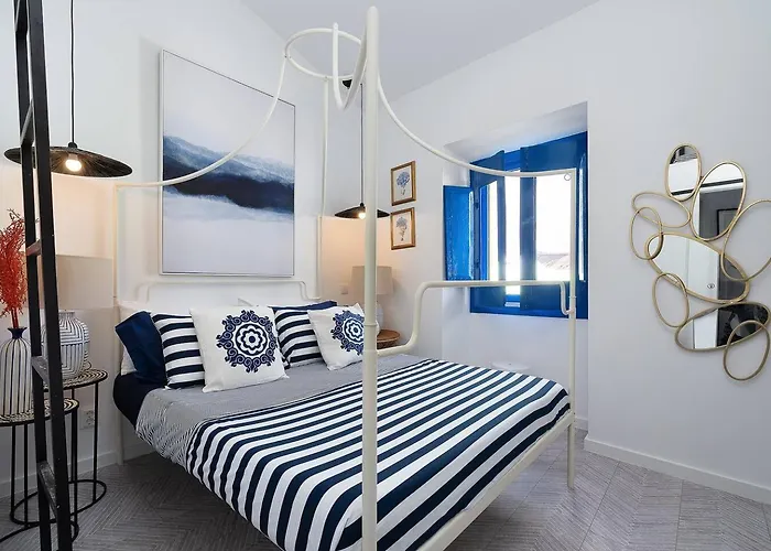 Small Historic Townhouse By Promenade Near Beaches