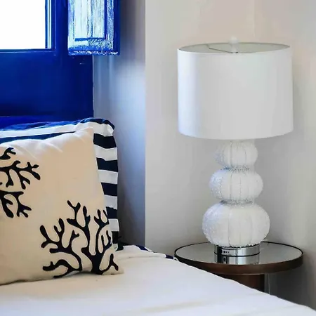 Casa vacanze Small Historic Townhouse By Promenade Near Beaches *