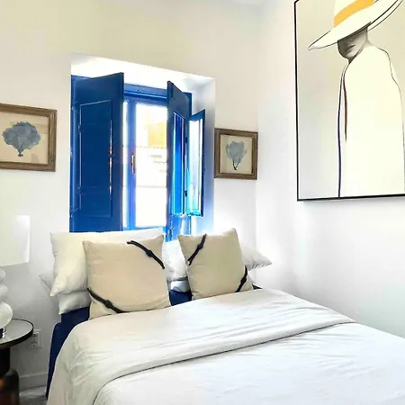 Small Historic Townhouse By Promenade Near Beaches