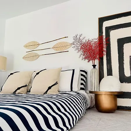 Casa vacanze Small Historic Townhouse By Promenade Near Beaches