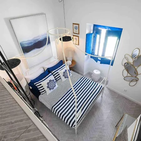 Small Historic Townhouse By Promenade Near Beaches Feriehus