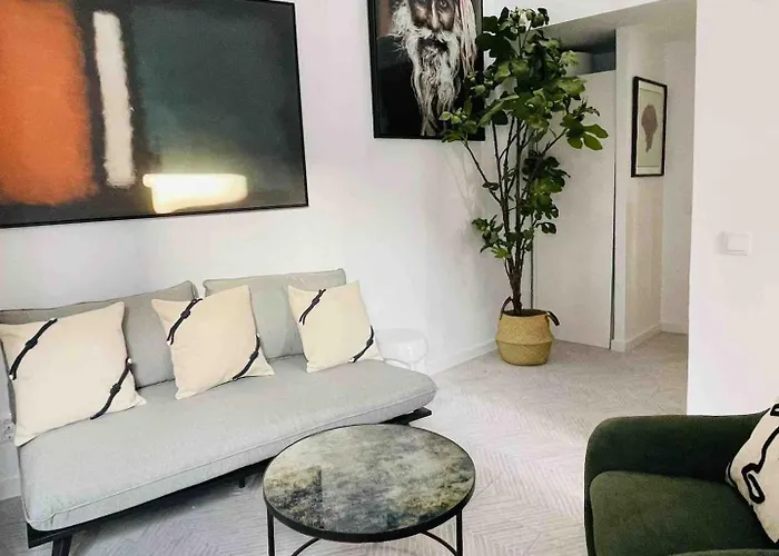 Small Historic Townhouse By Promenade Near Beaches