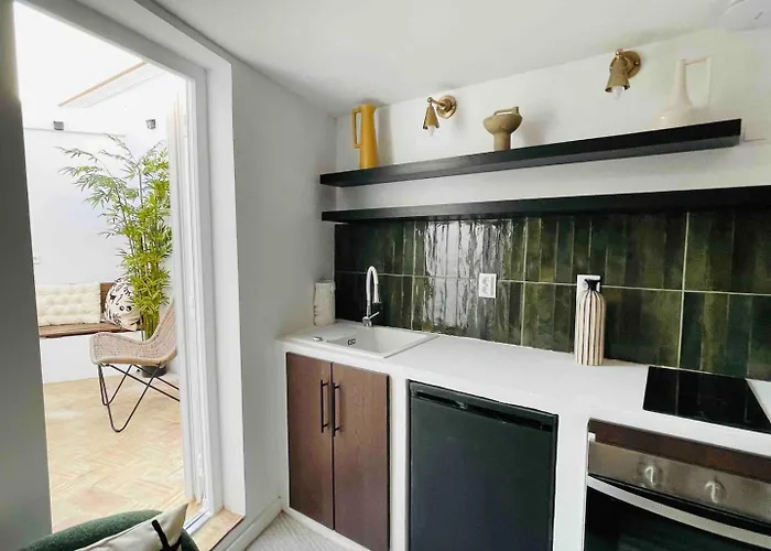 Small Historic Townhouse By Promenade Near Beaches *