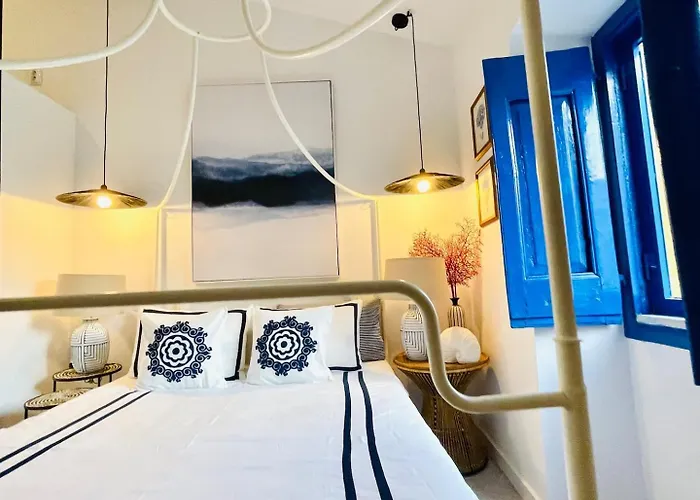 Small Historic Townhouse By Promenade Near Beaches