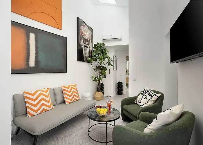 Small Historic Townhouse By Promenade Near Beaches Feriehus