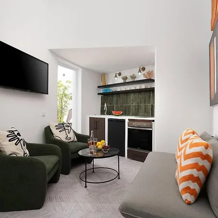 Small Historic Townhouse By Promenade Near Beaches Portimao