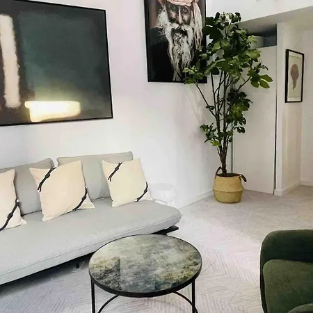 Small Historic Townhouse By Promenade Near Beaches