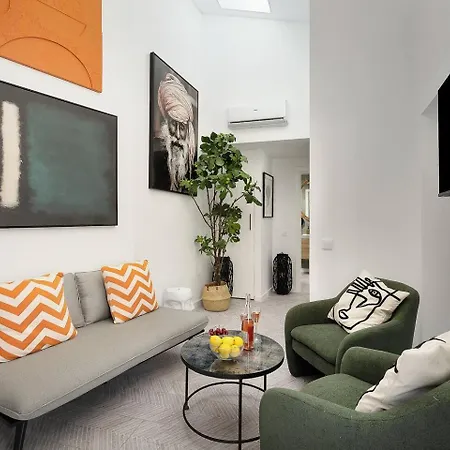 Small Historic Townhouse By Promenade Near Beaches Holiday home